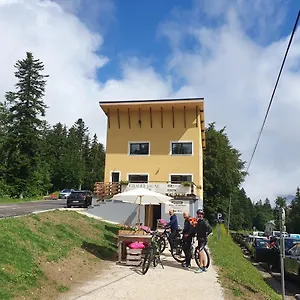 chalet-jaune-chamechaude.hotels-rhonealpes.com/